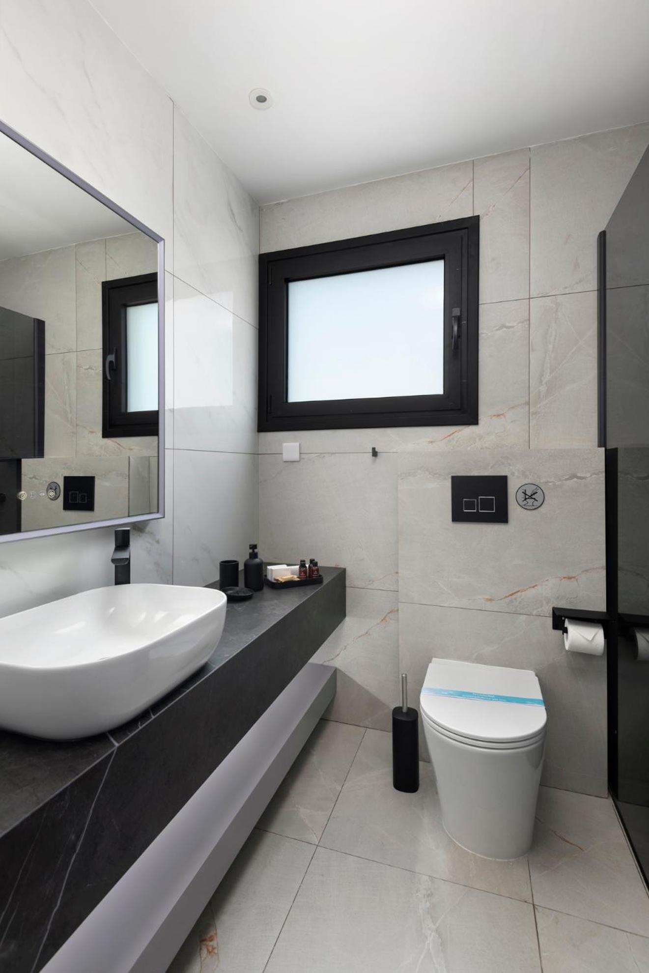 Urban 33 With Veranda - 2 Bdr Apartment *